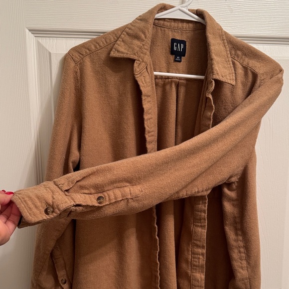 GAP Women’s XS Oversized Tan Button Down - Picture 6 of 8